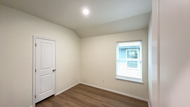 Building Photo - 3 Bedroom 2 Bath 2 Car Garage Duplex in Gr...