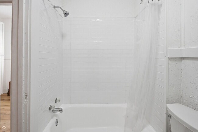 Building Photo - 107 1/2 Dean St