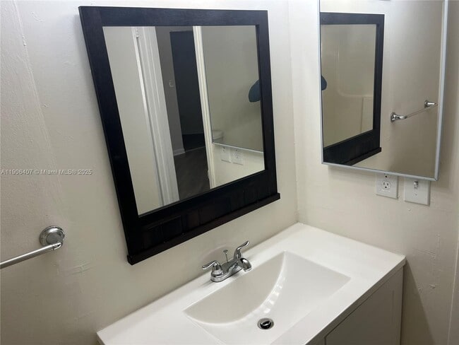 Building Photo - 9447 Fontainebleau Blvd