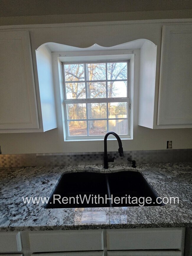 Building Photo - Awesome 3 bd/ 2 bath home / Ranch Home / No Steps / Upgrades Galore / Great Location