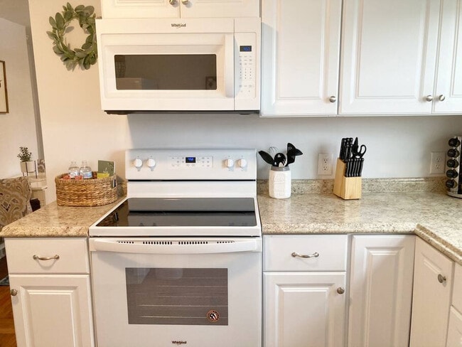 Building Photo - 905 Hill St