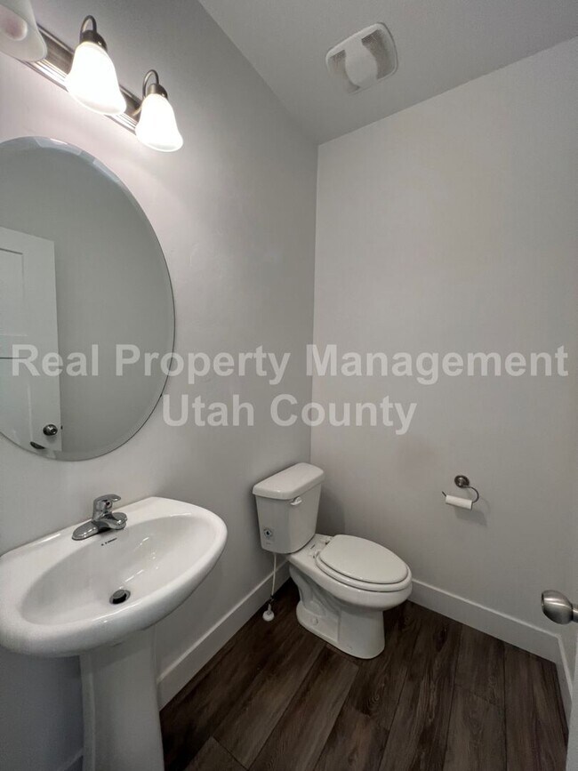 Building Photo - New Lower Price! Cute townhome in Highland