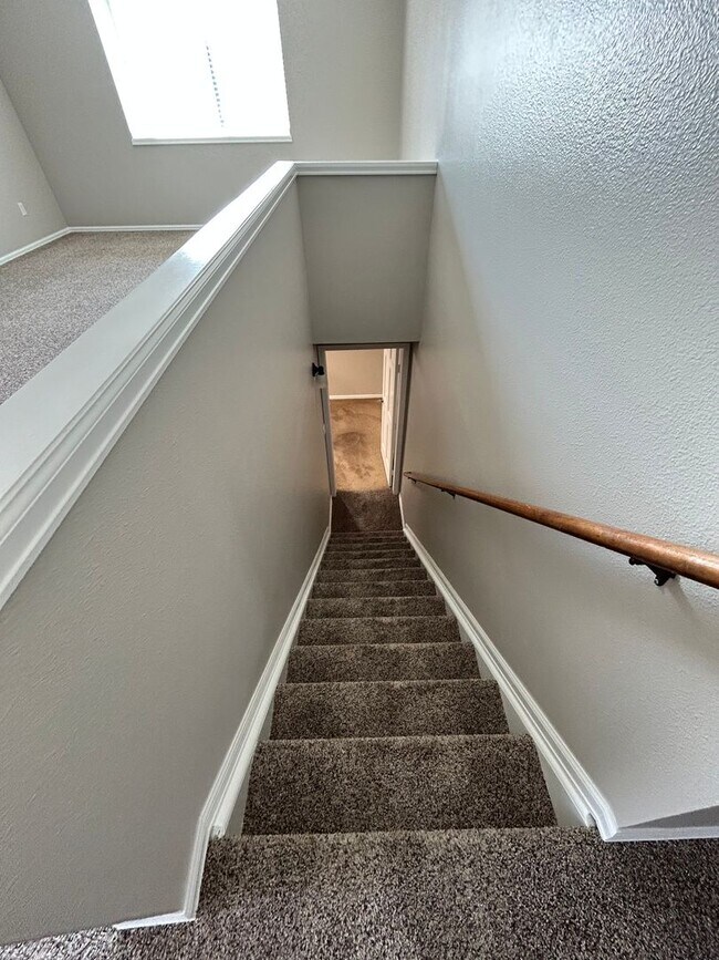 Building Photo - Spacious 3BR Duplex w/ Garage, Workshop, L...