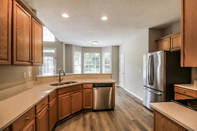 Building Photo - 7601 Hilltop Way