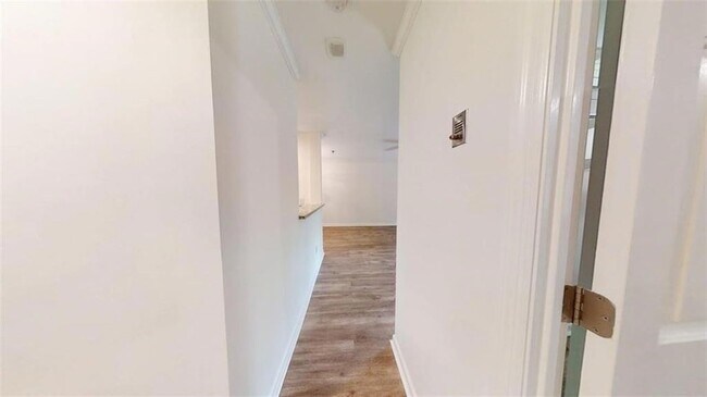 Building Photo - 300 Johnson Ferry Rd