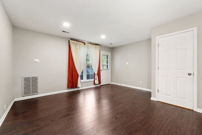 Building Photo - Spacious 3-Level Townhome Minutes from Dow...