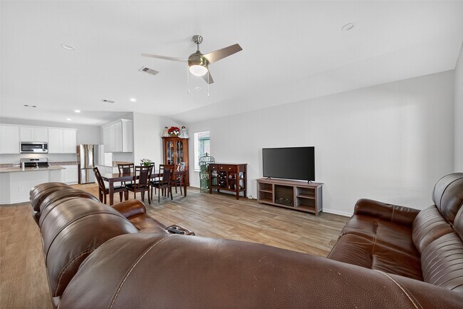 Building Photo - 7411 Canyon Chase Dr