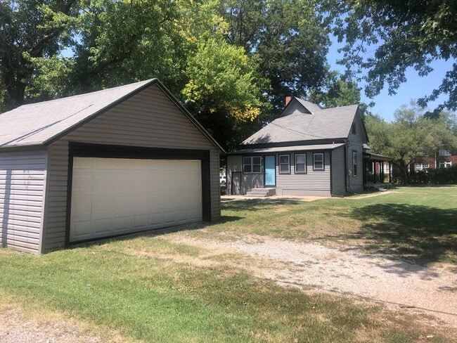 Building Photo - 3 Bedroom 1.5 Bathroom home with a 2 car g...