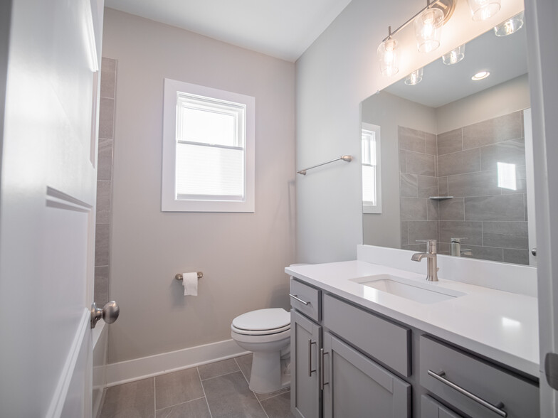 Upstairs Bath - 1122 Baptist World Center Dr