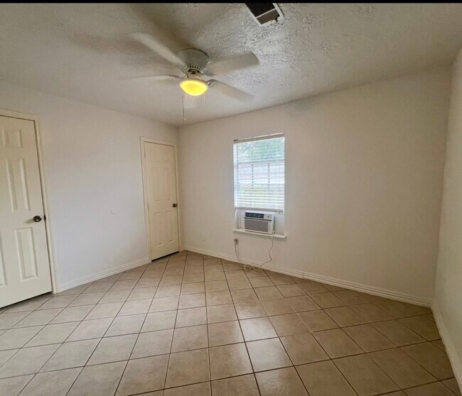 Building Photo - 831 1/2 Deerpass Drive