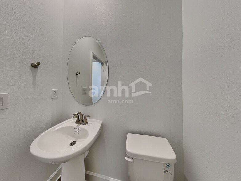 Building Photo - 3013 20th Ave W