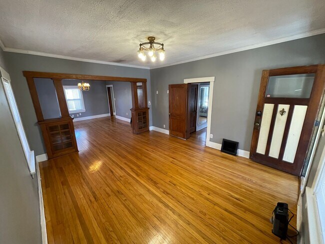 Building Photo - Bright and spacious 1 bedroom apartment