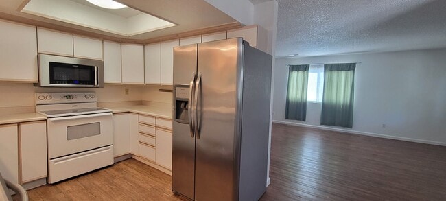 Building Photo - 2 Bedroom Condo Near Sacramento River Trail
