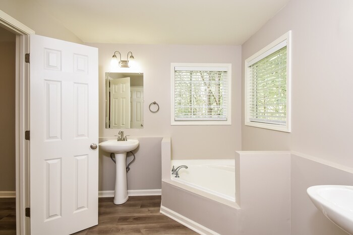 Building Photo - 113 Whispering Ct