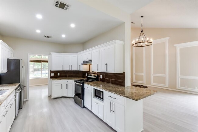 Building Photo - 1002 Oakridge Dr