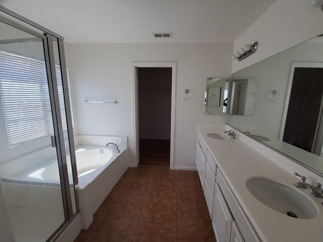Building Photo - 3 bed/ 2.5 bath house 1,955 sqft