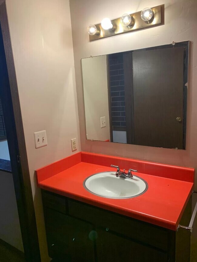 Building Photo - 2111 Penguin Ave