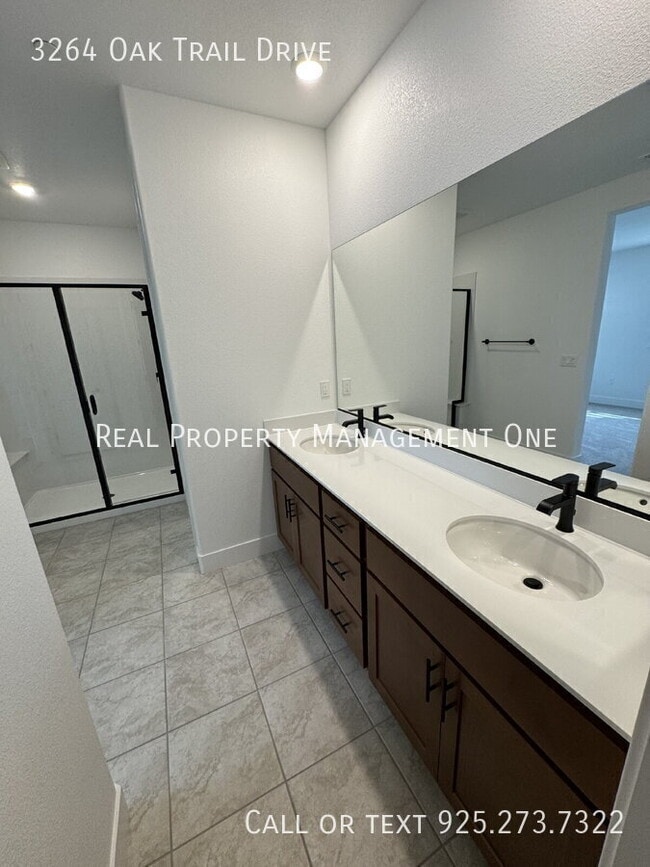 Building Photo - 3264 Oak Trl Dr