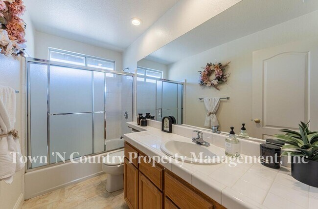 Building Photo - Luxury Las Palmas II Home with Upgrades, Flexible Living Space & Top School Districts