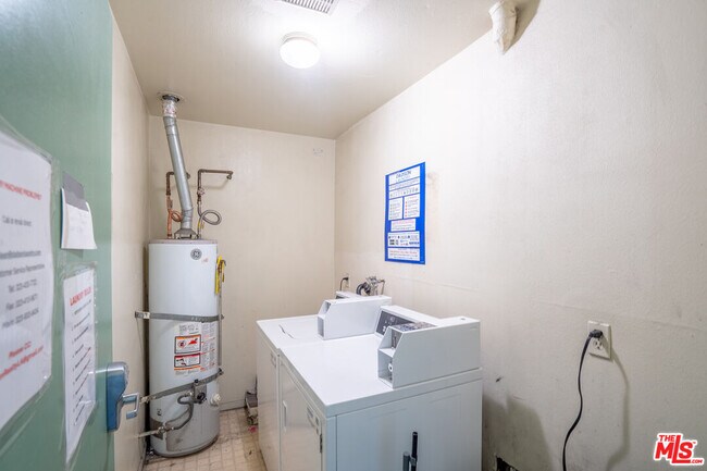 Building Photo - 820 S St Andrews Pl