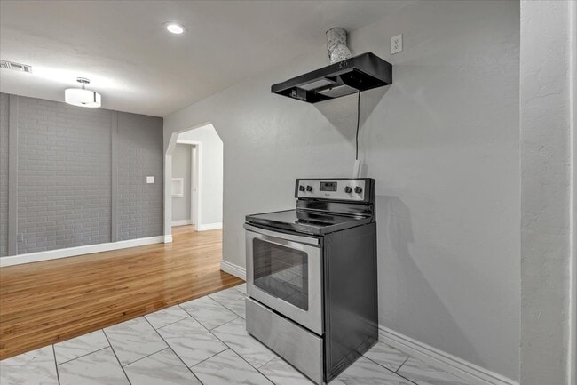 Building Photo - 4604 N Rockwell Ave