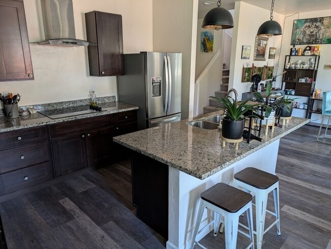 Building Photo - Newer contemporary home right downtown, al...