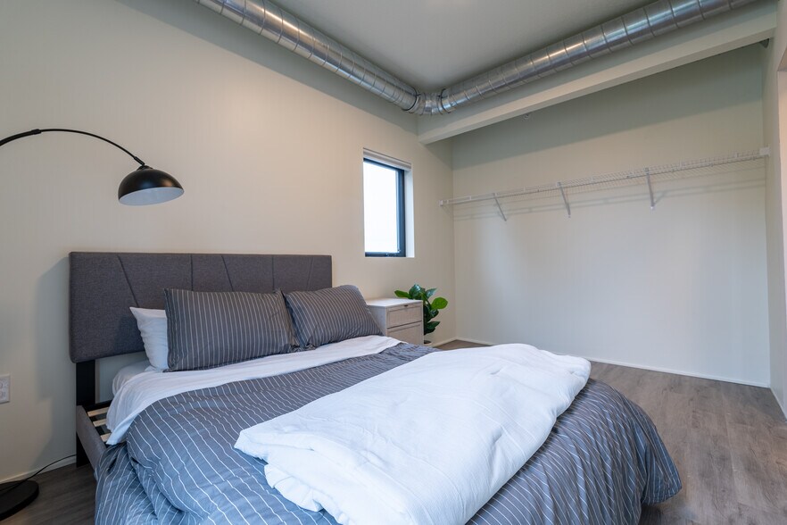 Building Photo - 2718 Grand Ave S