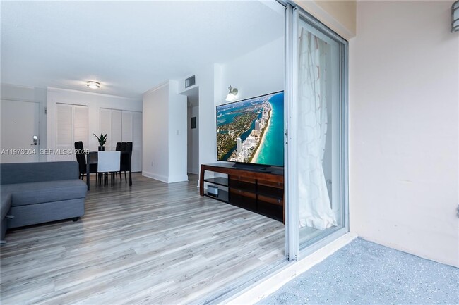 Building Photo - 8889 Fontainebleau Blvd