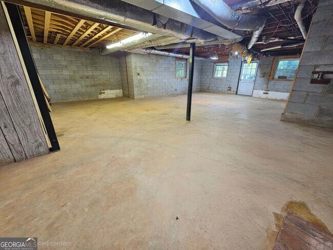 Building Photo - 615 Kings Rd