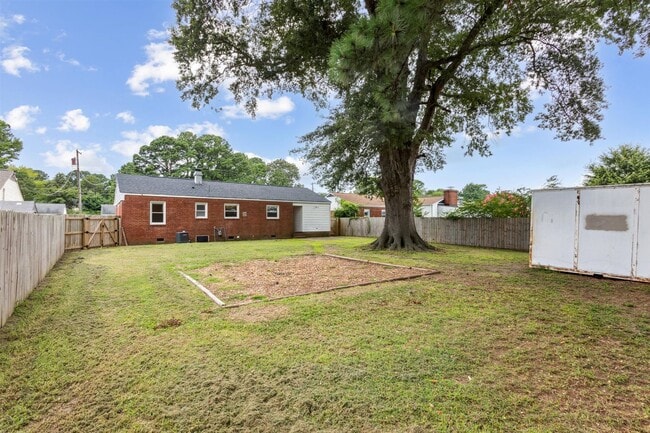 Building Photo - Charming brick rancher with modern kitchen...