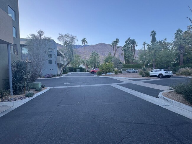 Building Photo - 810 E Palm Canyon Dr