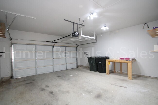 Building Photo - 1619 Neuberry Cliffe