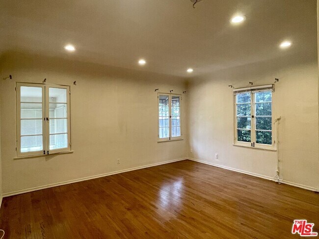 Building Photo - 203 N Doheny Dr