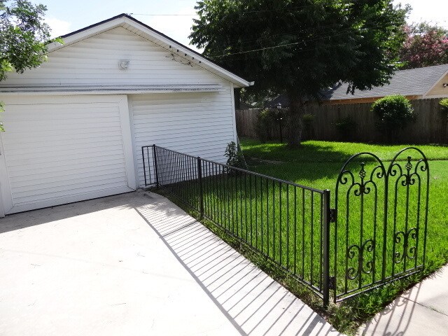 Building Photo - Beautiful Newly Remodeled Home