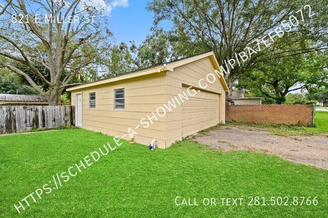 Building Photo - 821 Miller St