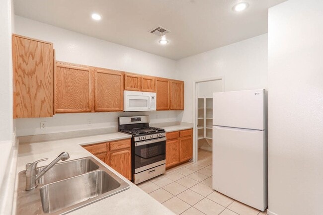 Building Photo - 4 Bed and 4 Bath Townhome In Gated North Las Vegas Community