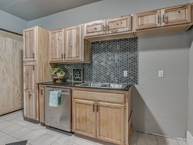 Building Photo - Charming Updated Mesta Park Duplex - New S...