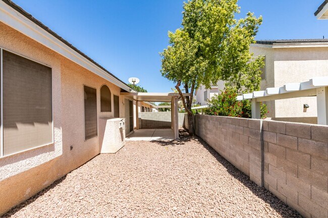 Building Photo - SW BEAUTY*2 BEDROOMS*OPEN FLOORPLAN*COMMUNITY POOL, GATED*CHECK THIS HOME OUT TODAY!