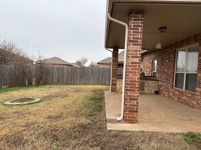 Building Photo - Three bedroom home in Edmond!