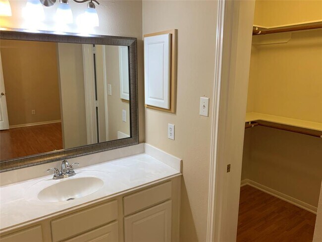 Building Photo - 2114 Winding Hollow Dr