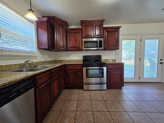 Building Photo - 3 bed, 2 bath home in Shawnee!