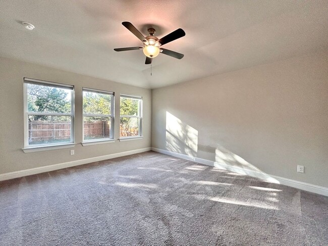 Building Photo - Charming 4/BR 2/BA Home with 2-Car Garage and Private Fenced Backyard