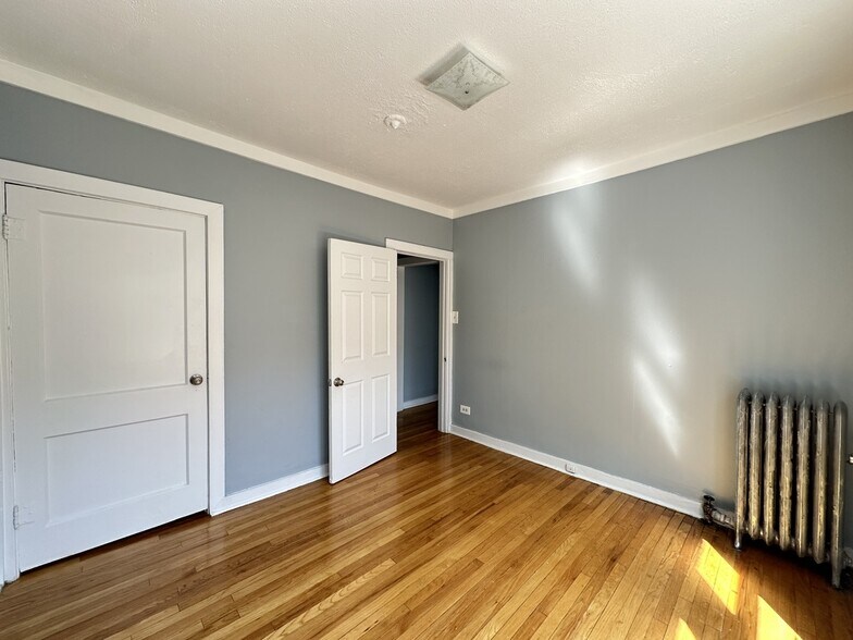 Building Photo - 5662 N Ridge Ave