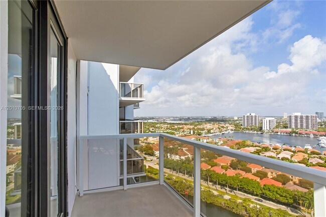 Building Photo - 3701 N Country Club Dr