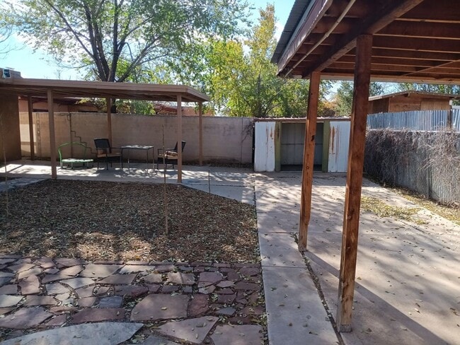 Building Photo - Stunning 4-bedroom 3-bathroom home in Santa Fe! Showings available NOW!