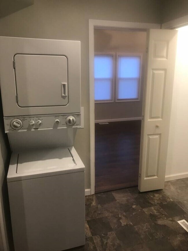 Building Photo - 1829 3rd St