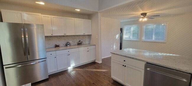 Building Photo - 6921 Clarendon Hills Rd