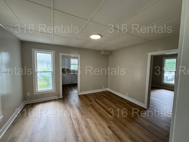 Building Photo - $825 - 2 bed 1 bath - Single Family Home