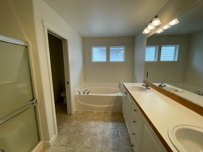 Building Photo - 5736 NE Hidden Creek Dr