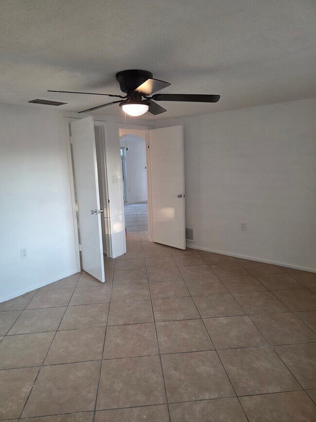 Building Photo - 9125 Hunt Club Ln